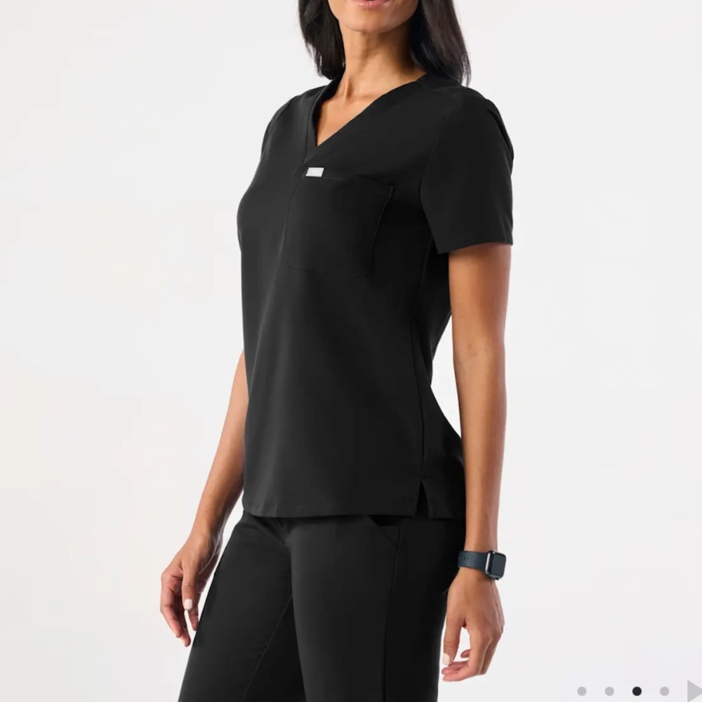 FIGS BLACK SCRUB TOP
